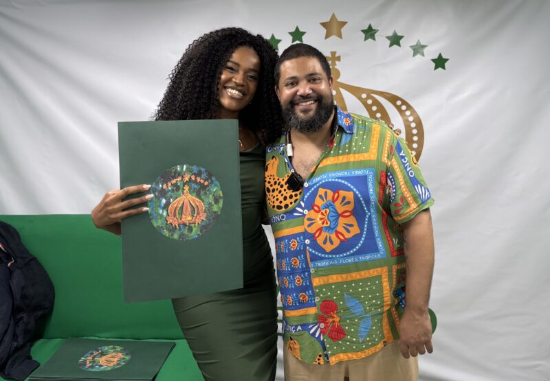 Andressa Fonseca recebe croqui do figurino para estreia como Princesa do Império Serrano