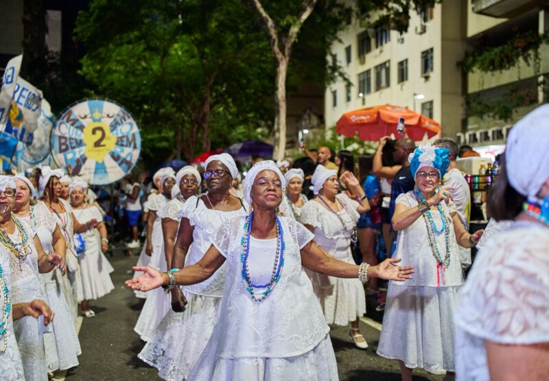Com canto forte e emoção, Vila Isabel abre temporada de ensaios de rua na 28 de Setembro