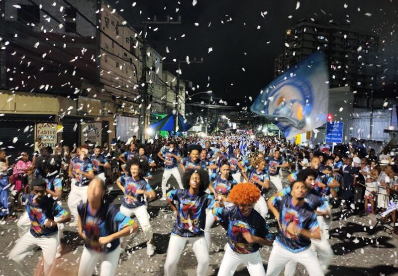 Carregada no dendê, a Portela volta à rua com o canto quente da comunidade