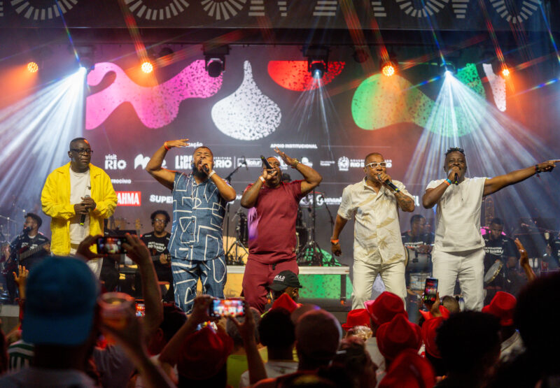 Cerca de 32 mil pessoas celebram o Dia Nacional do Samba com desfiles, shows e primeiro teste oficial do novo som da Sapucaí