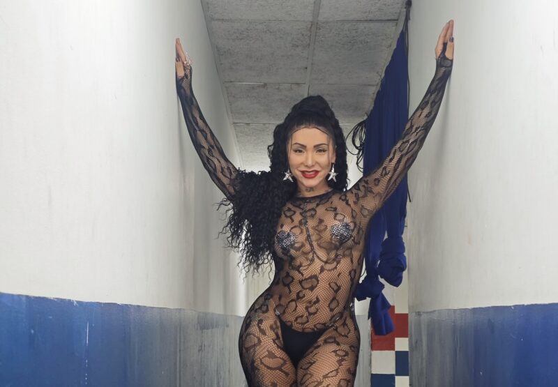 Musa Amanda Fernandes aposta na ousadia para o ensaio de rua da União da Ilha