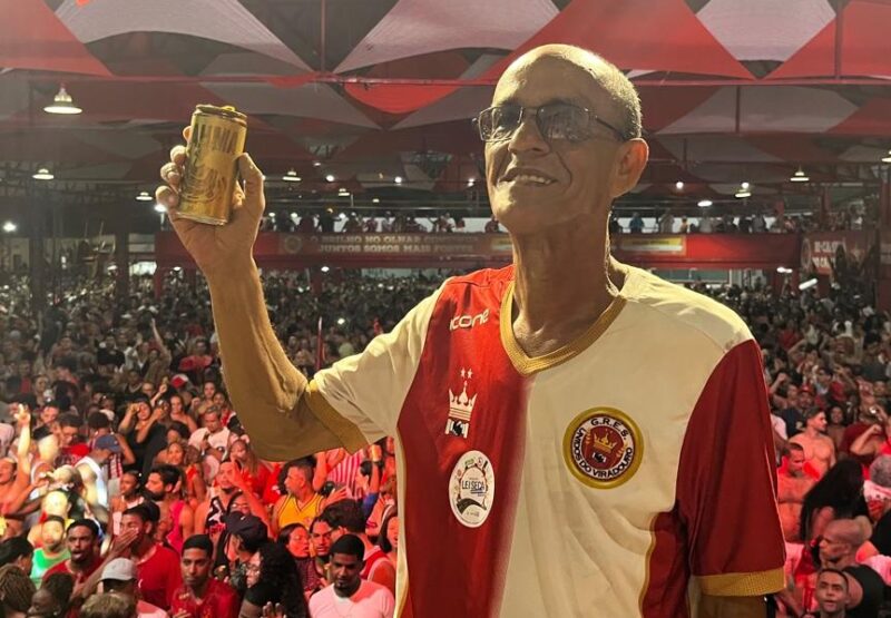 Batidas que ecoam além da avenida: Mestre Ciça celebra sua glória em plena festa