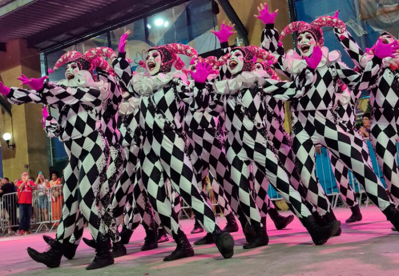 Cordas e surdos: o Salgueiro refaz o enredo da Rosa com violino e memória