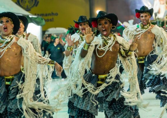 Imperatriz Leopoldinense brilha em exibição de gala no minidesfile
