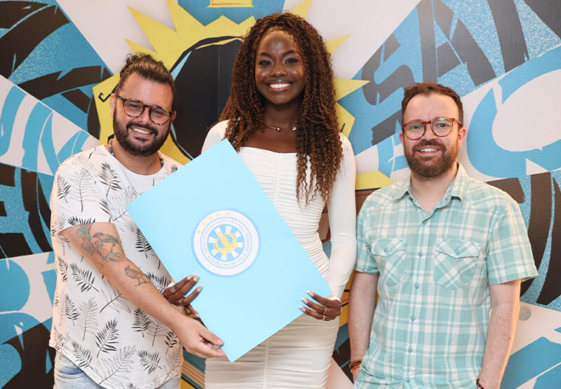 Thuane Werneck recebe croqui e inicia preparação como destaque da Unidos de Vila Isabel para o Carnaval 2026