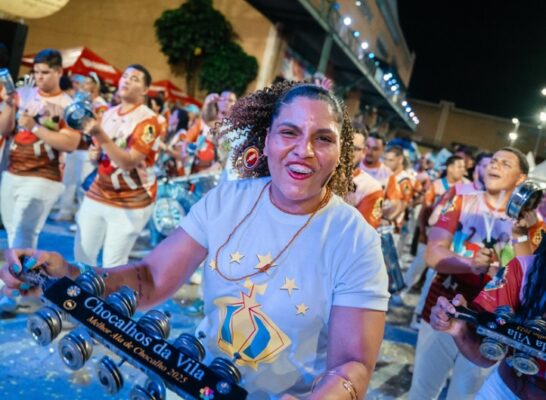 A Vila que pulsa primeiro: a bateria abre caminho e acende o canto no minidesfile