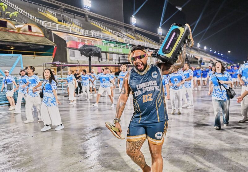 Daniel Zarmanno vira funkeiro para ensaio técnico da Unidos da Ponte, na Marquês de Sapucaí