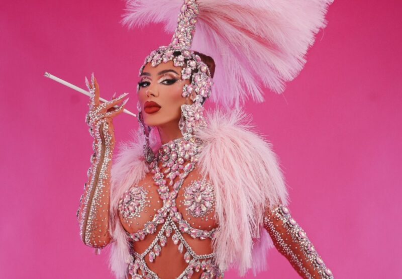 Andrea Andrade recria personagem de Moulin Rouge! em ensaio técnico, e diz: “existia uma cobrança alta”