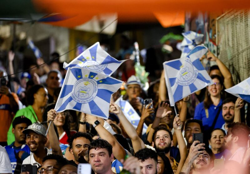 Unidos de Vila Isabel encerra temporada de Carnaval 2026 com ensaio simbólico na Pedra do Sal