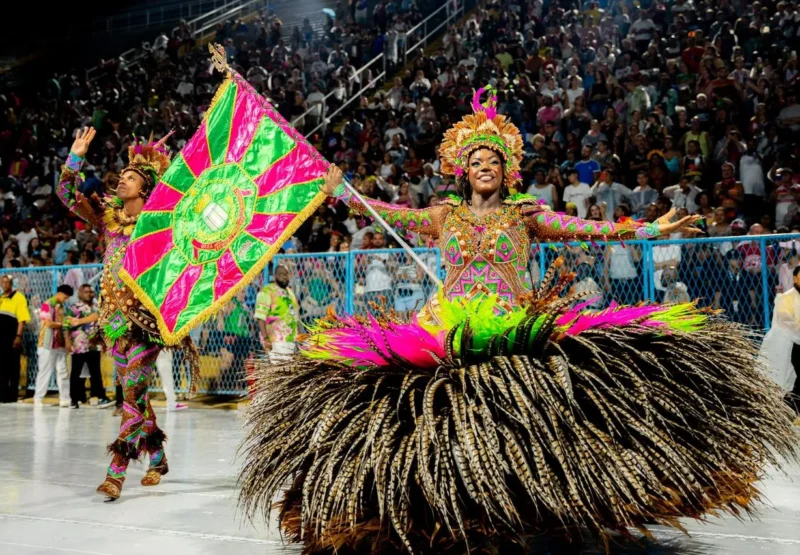 Estação Primeira de Mangueira celebra 98 anos com Alvorada, ações sociais e Samba da Volta
