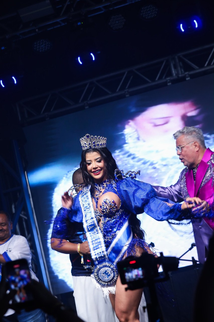 Grazi Xavier é coroada por Milton Cunha como rainha de bateria da Unidos da Ponte