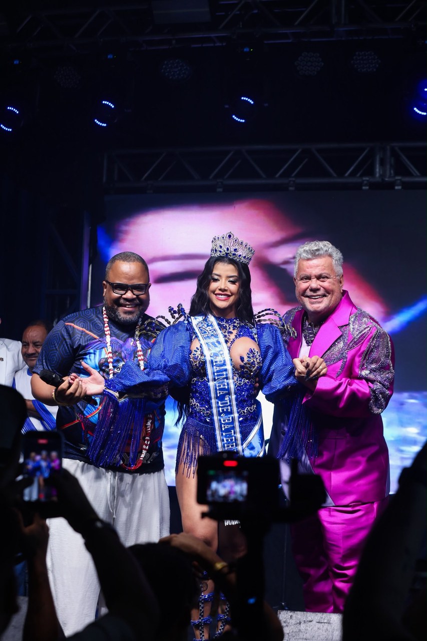 Grazi Xavier é coroada por Milton Cunha como rainha de bateria da Unidos da Ponte