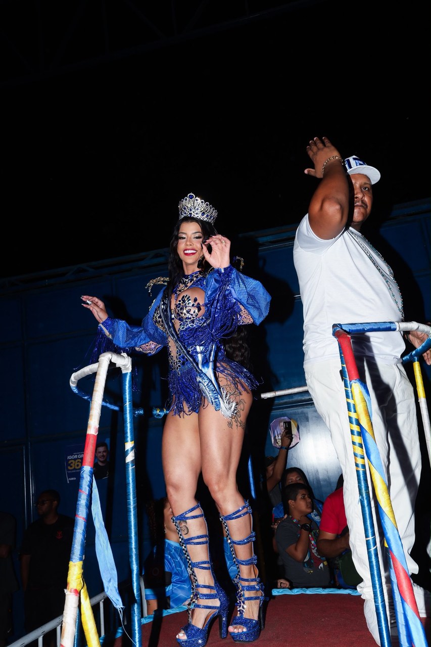 Grazi Xavier é coroada por Milton Cunha como rainha de bateria da Unidos da Ponte