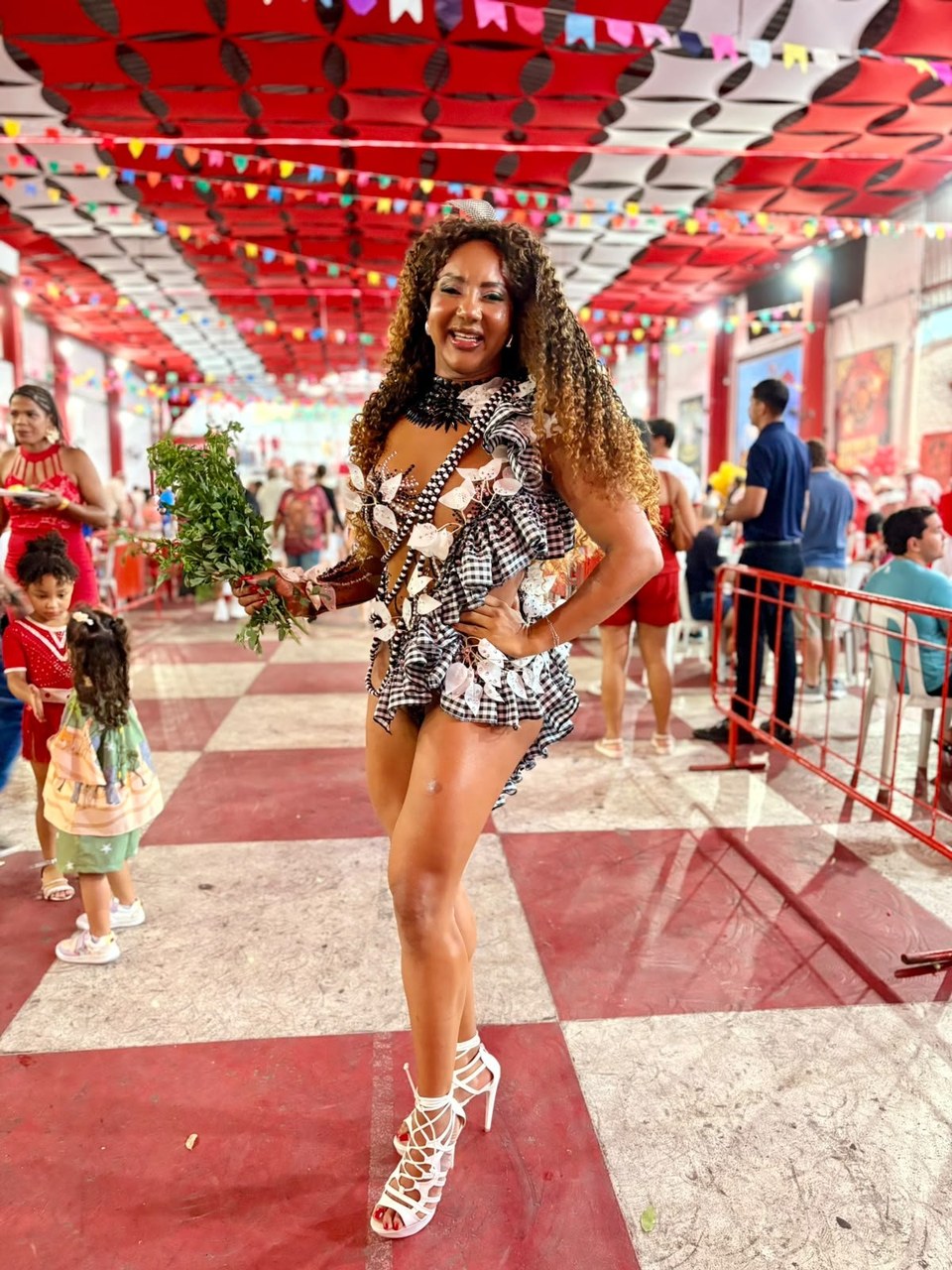 Lili Tudão celebra centenário da Estácio de Sá com figurinos inspirados em enredos marcantes