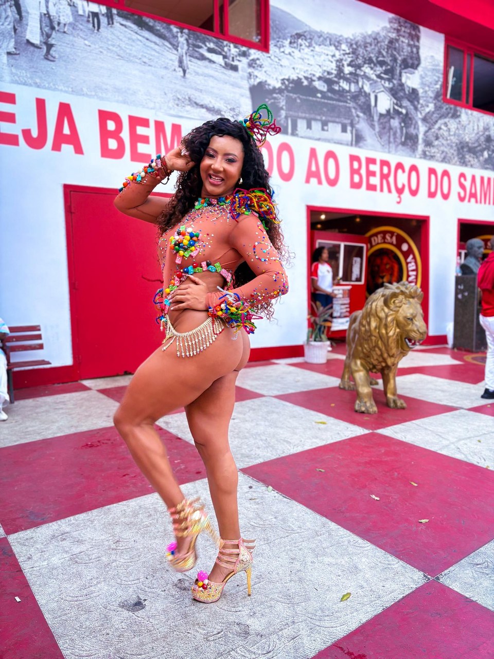Lili Tudão celebra centenário da Estácio de Sá com figurinos inspirados em enredos marcantes