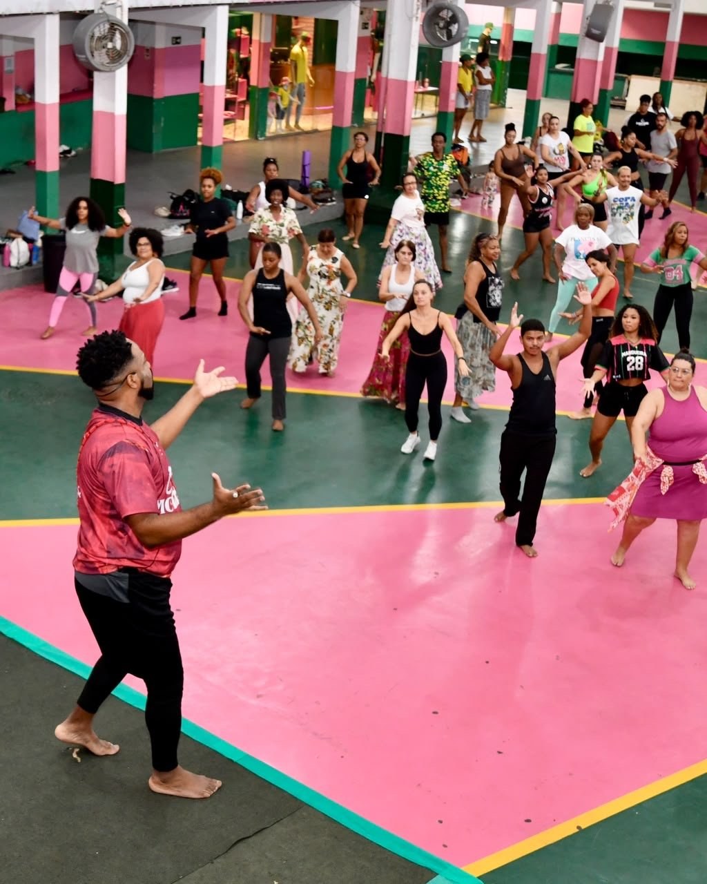 Mangueira leva o enredo para a quadra com oficinas do Oyá em Movimento