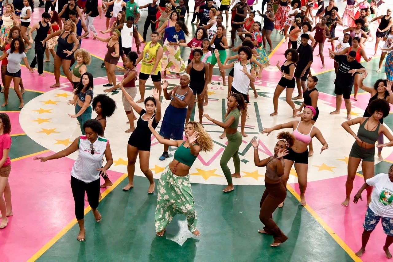 Mangueira leva o enredo para a quadra com oficinas do Oyá em Movimento