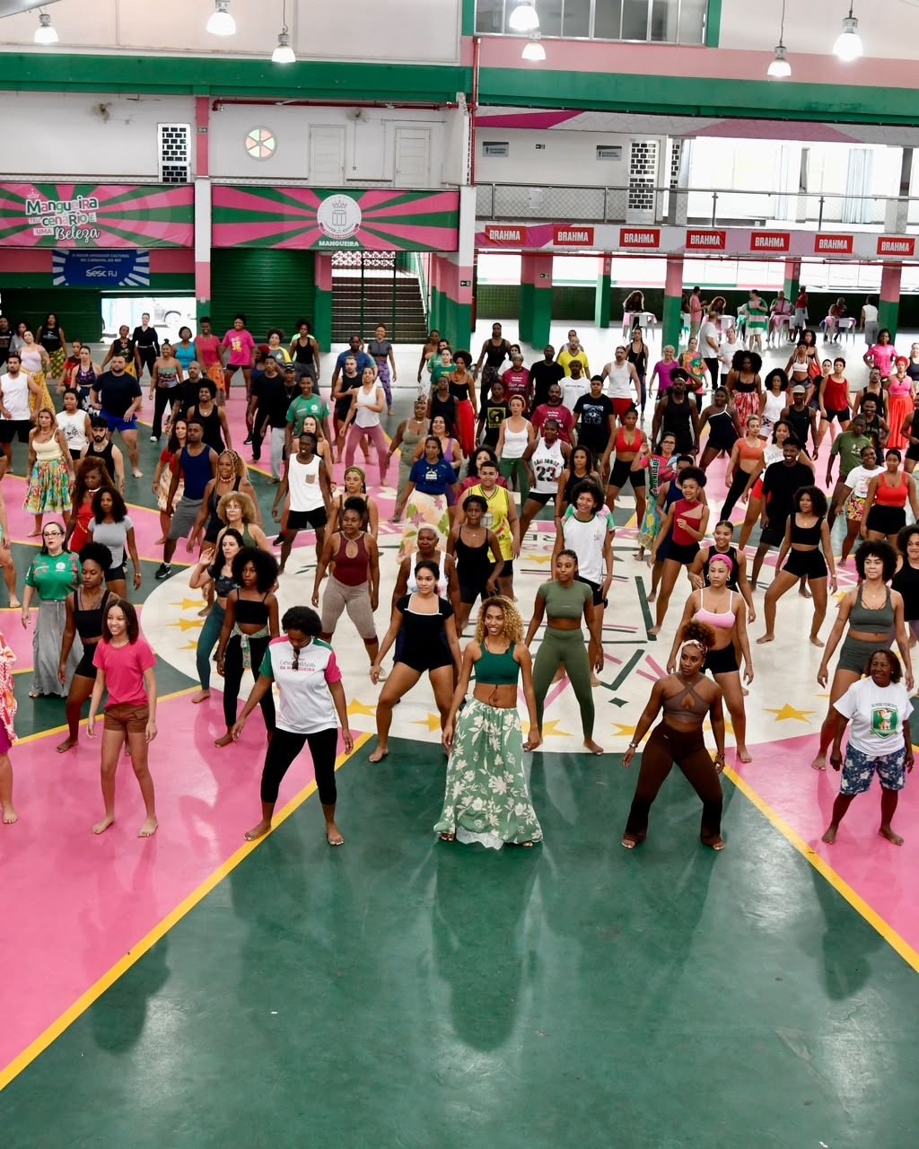 Mangueira leva o enredo para a quadra com oficinas do Oyá em Movimento