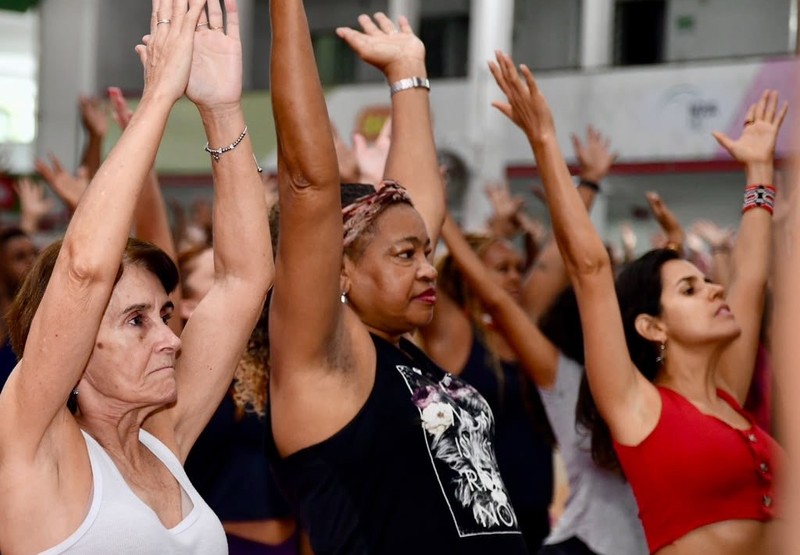 Mangueira leva o enredo para a quadra com oficinas do Oyá em Movimento