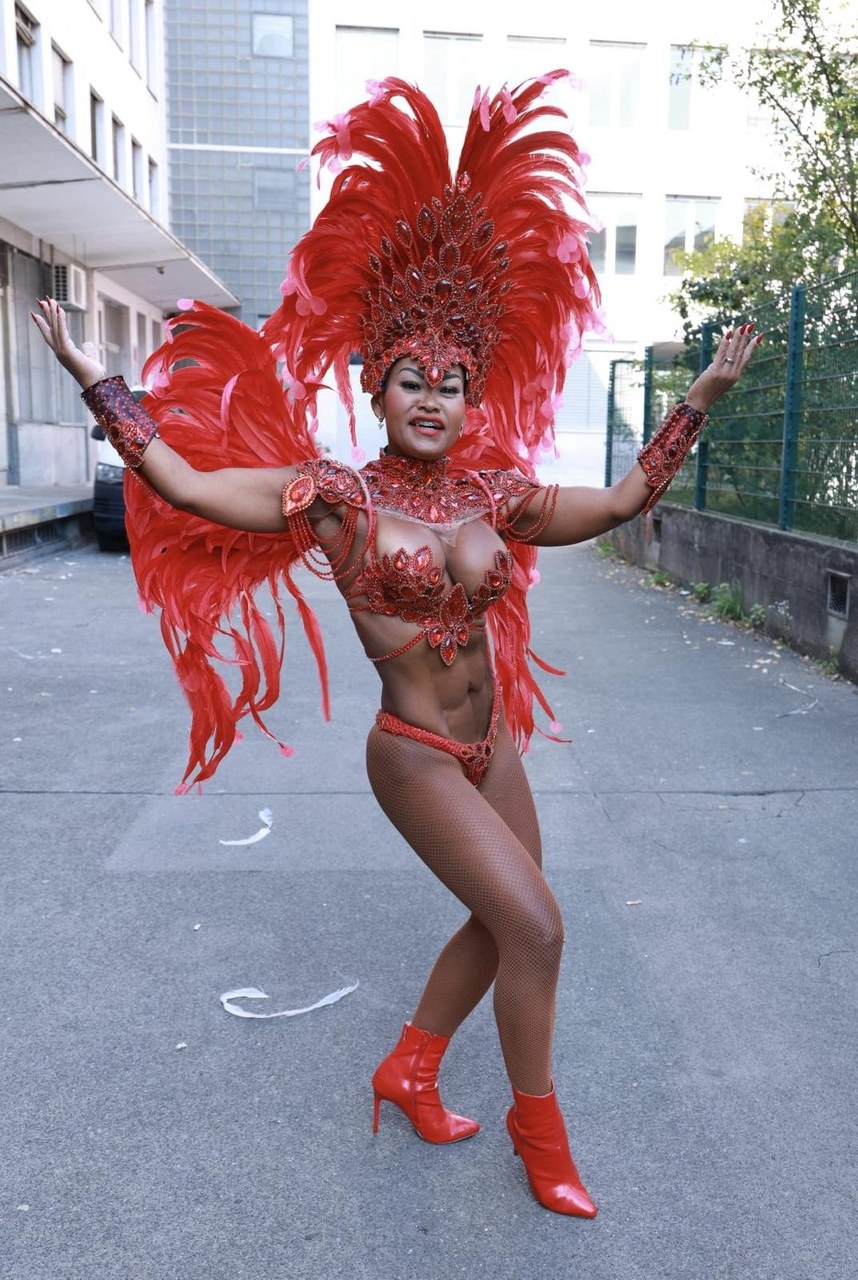 Núbia Siegenthaler volta à Sapucaí como musa da Unidos da Ponte em 2027