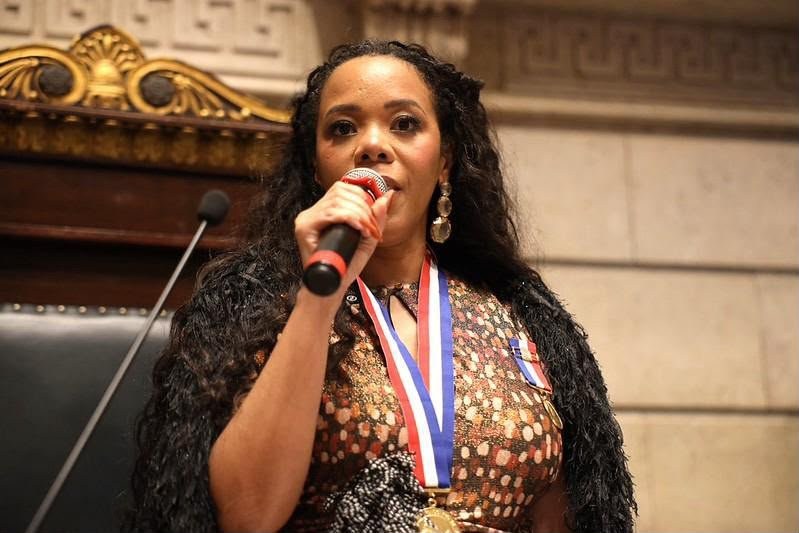 Rafaela Bastos ganha Medalha Pedro Ernesto e transforma homenagem em reconhecimento coletivo