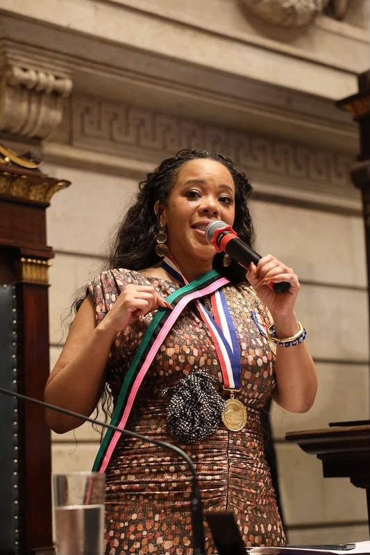 Rafaela Bastos ganha Medalha Pedro Ernesto e transforma homenagem em reconhecimento coletivo