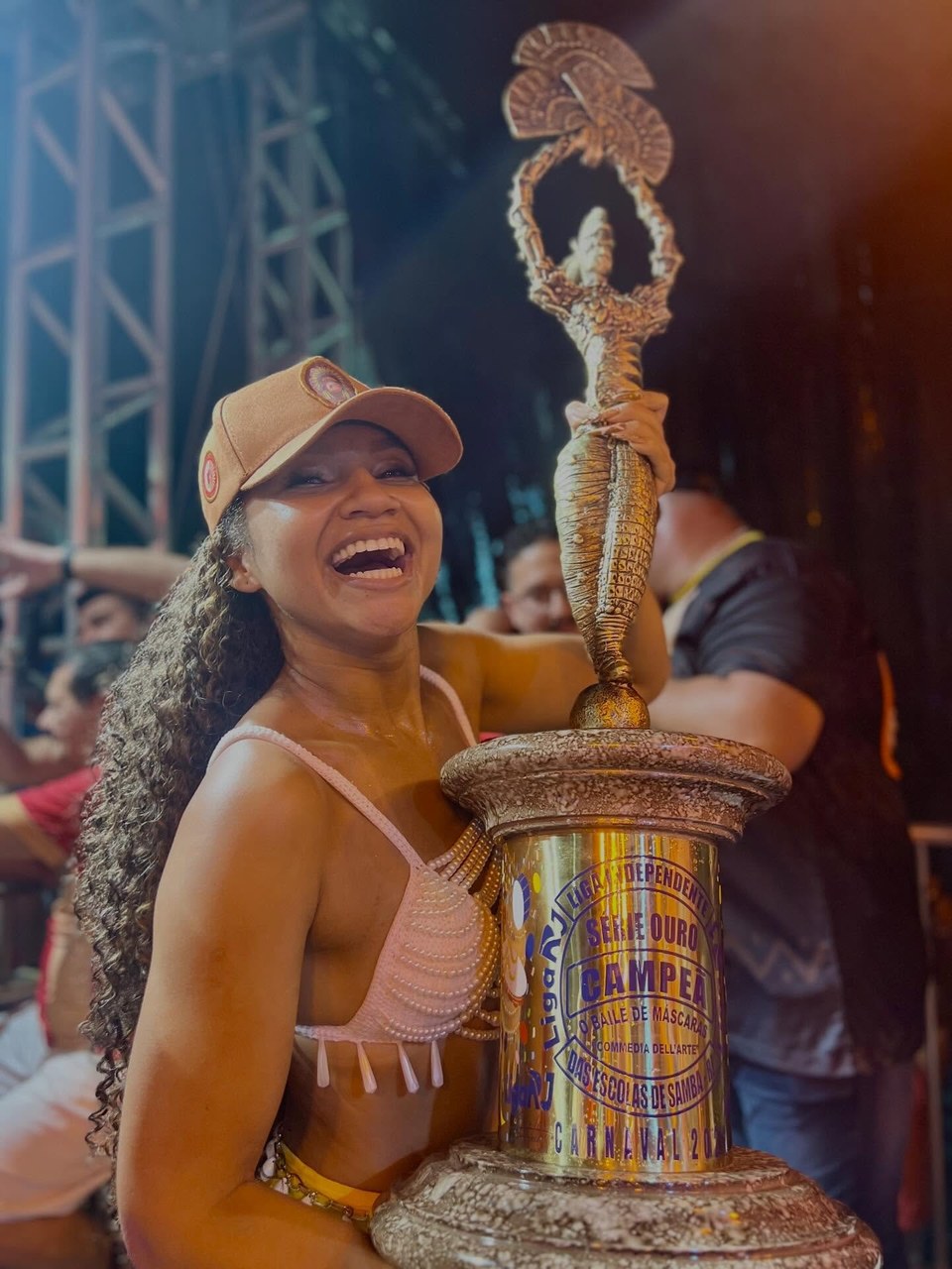 Rayane Dumont leva a história de Maricá para o Grupo Especial como rainha de bateria
