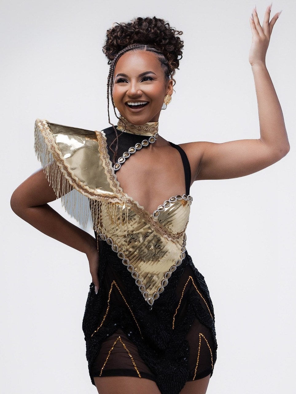 Rayane Dumont leva a história de Maricá para o Grupo Especial como rainha de bateria