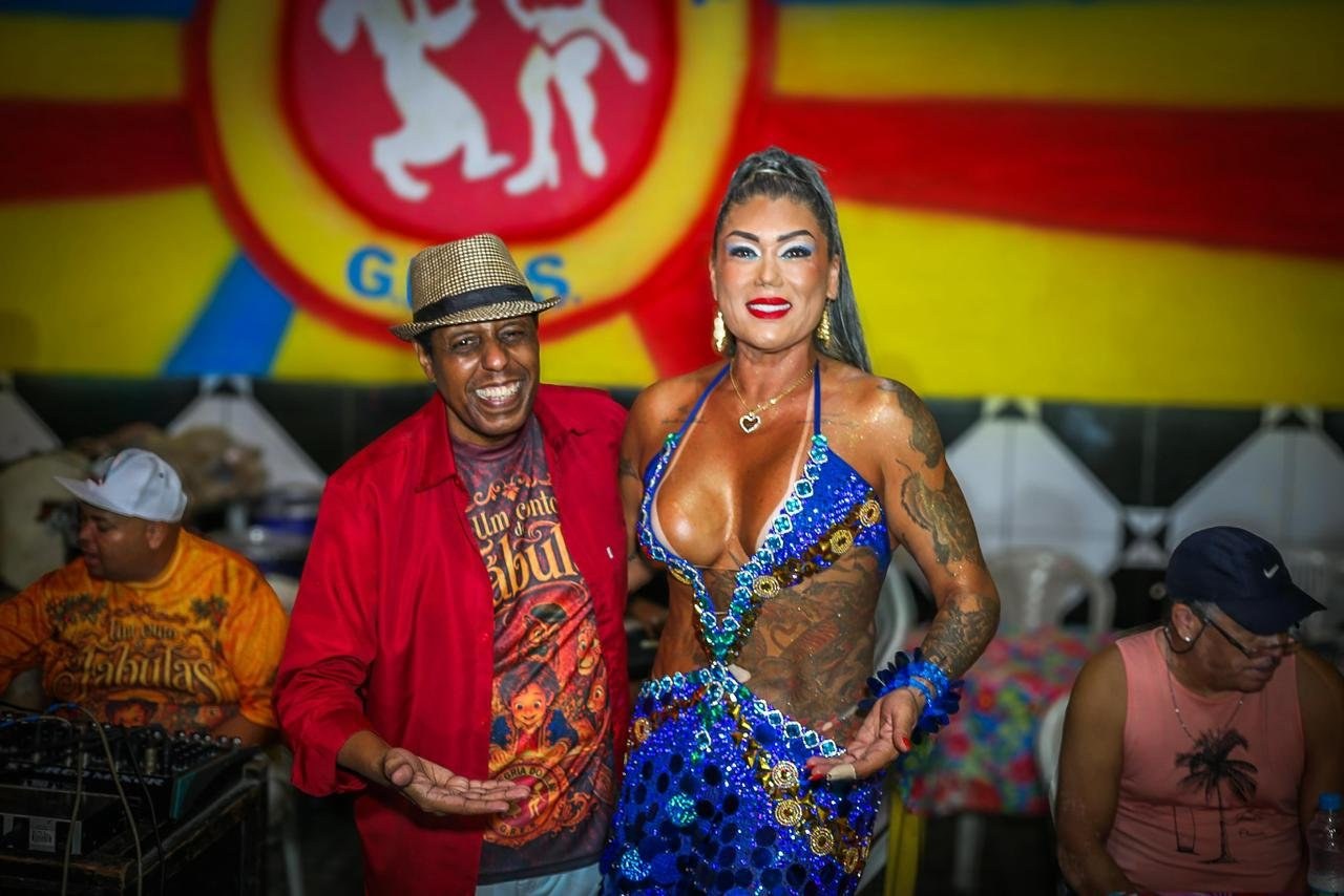 Alegria do Vilar apresenta a psicanalista Claudia Rodrigues como nova rainha