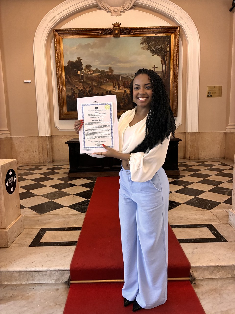 Amanda Omin recebe homenagem da Câmara por sua trajetória no Salgueiro