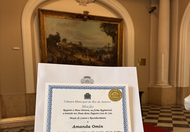 Amanda Omin recebe homenagem da Câmara por sua trajetória no Salgueiro