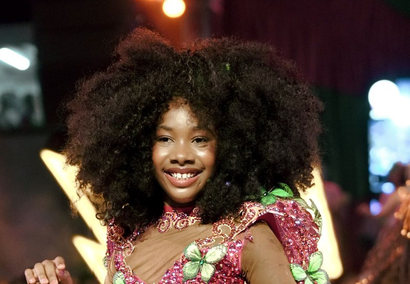 Aos 9 anos, musa Lua Miranda brilha como Oyá criança na final da Mangueira