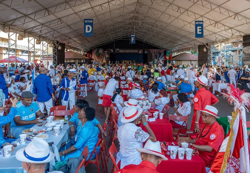 Cidade do Samba vira o maior terreiro do Rio com encontro histórico de Velhas Guardas