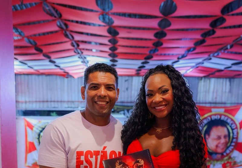 De volta às origens: Luana Bandeira recebe croqui de fantasia na Estácio de Sá