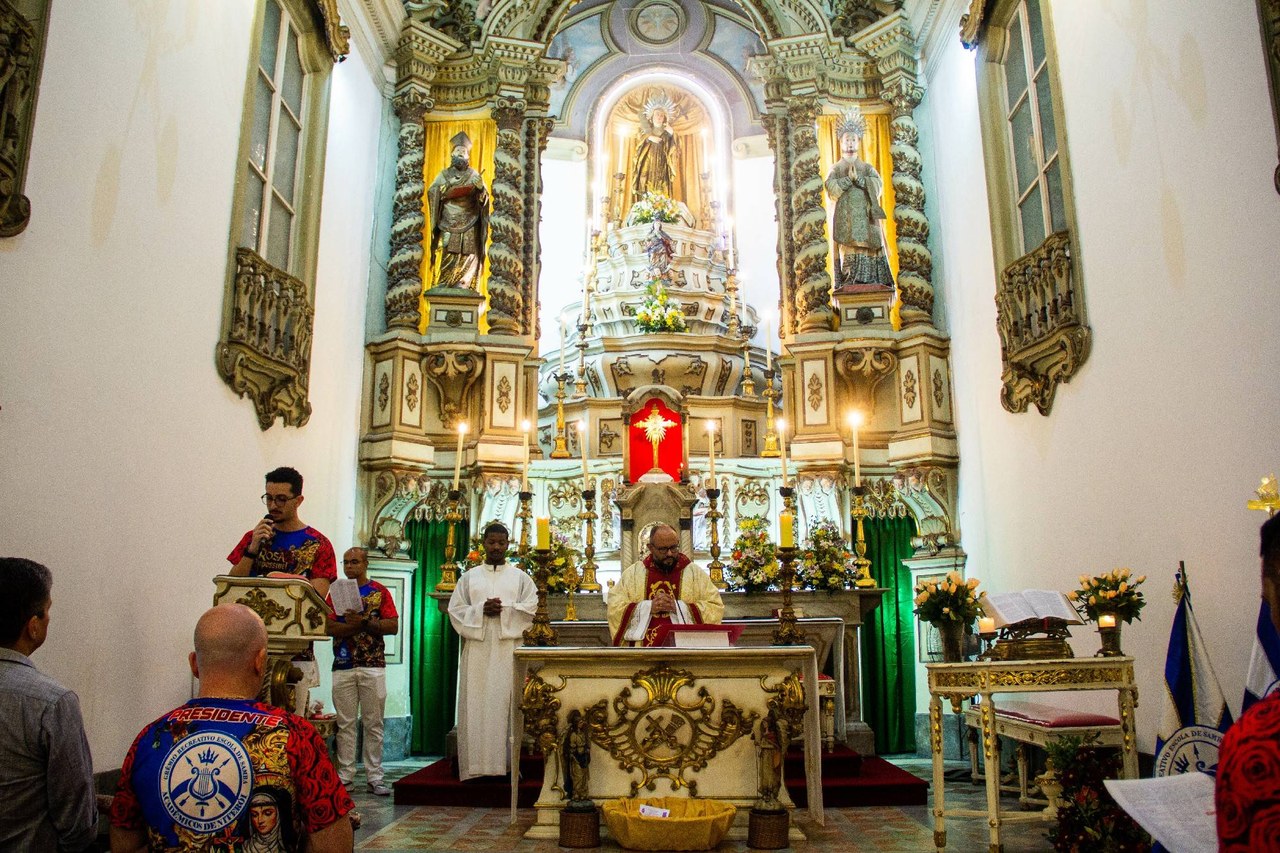 Fé na Sapucaí: Acadêmicos de Niterói recebe bênção no Santuário de Santa Rita