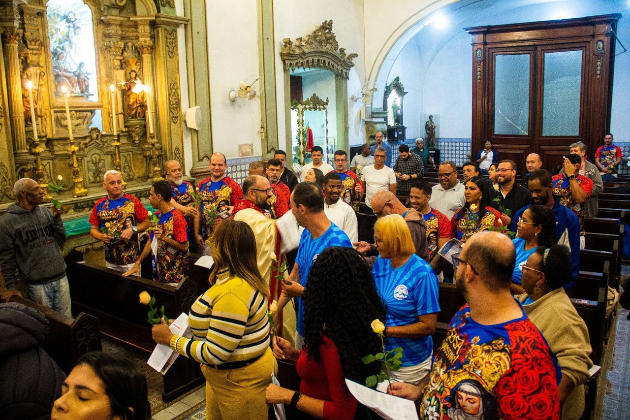 Fé na Sapucaí: Acadêmicos de Niterói recebe bênção no Santuário de Santa Rita