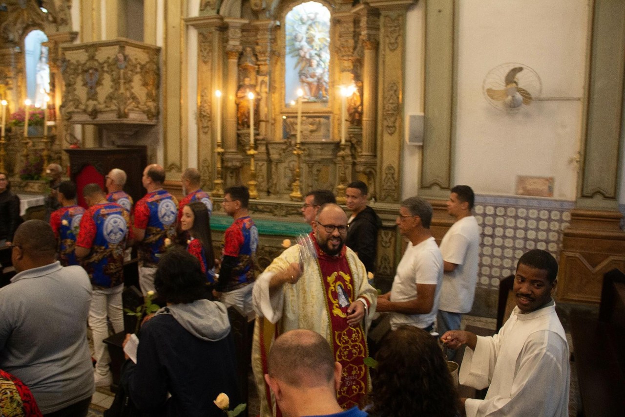 Fé na Sapucaí: Acadêmicos de Niterói recebe bênção no Santuário de Santa Rita