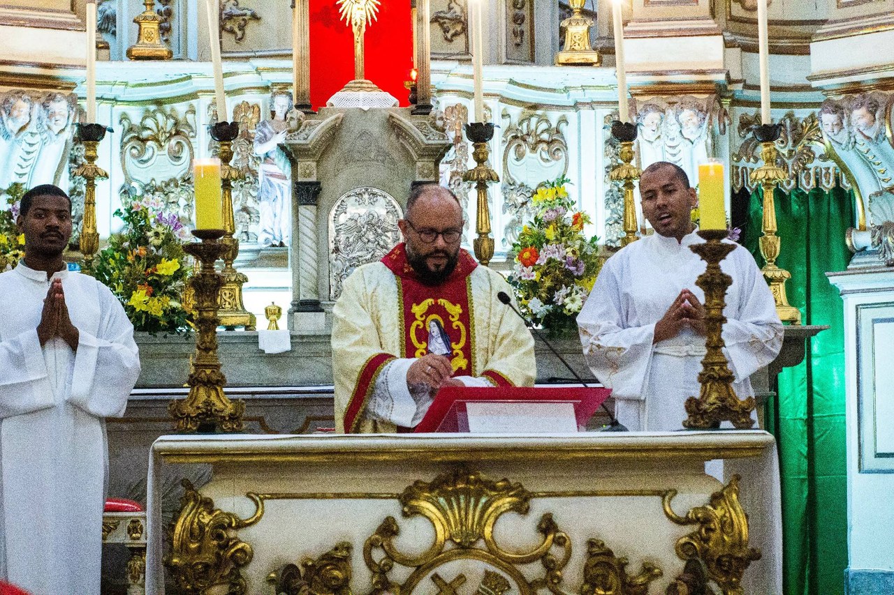 Fé na Sapucaí: Acadêmicos de Niterói recebe bênção no Santuário de Santa Rita