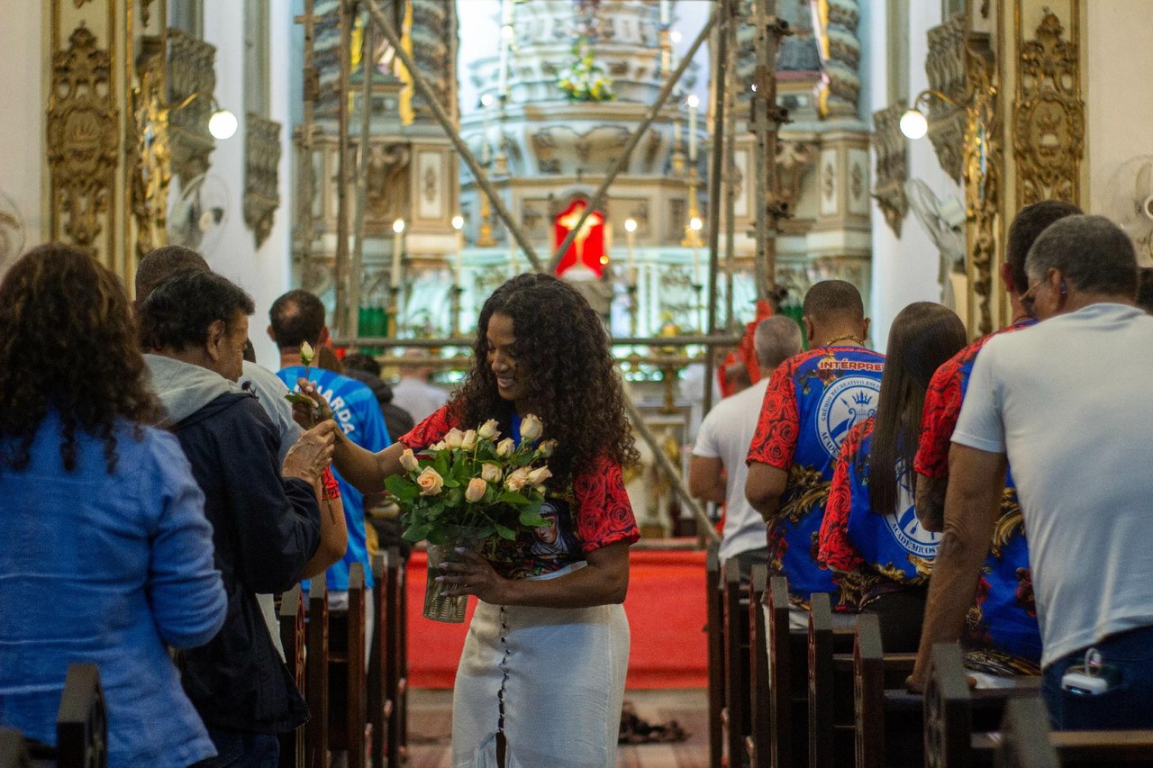 Fé na Sapucaí: Acadêmicos de Niterói recebe bênção no Santuário de Santa Rita
