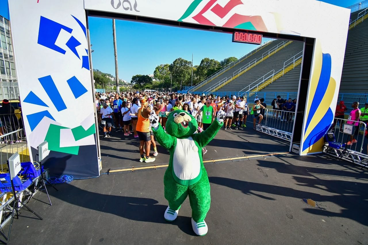 Mocidade troca a avenida pelas ruas da Zona Oeste em corrida de aniversário