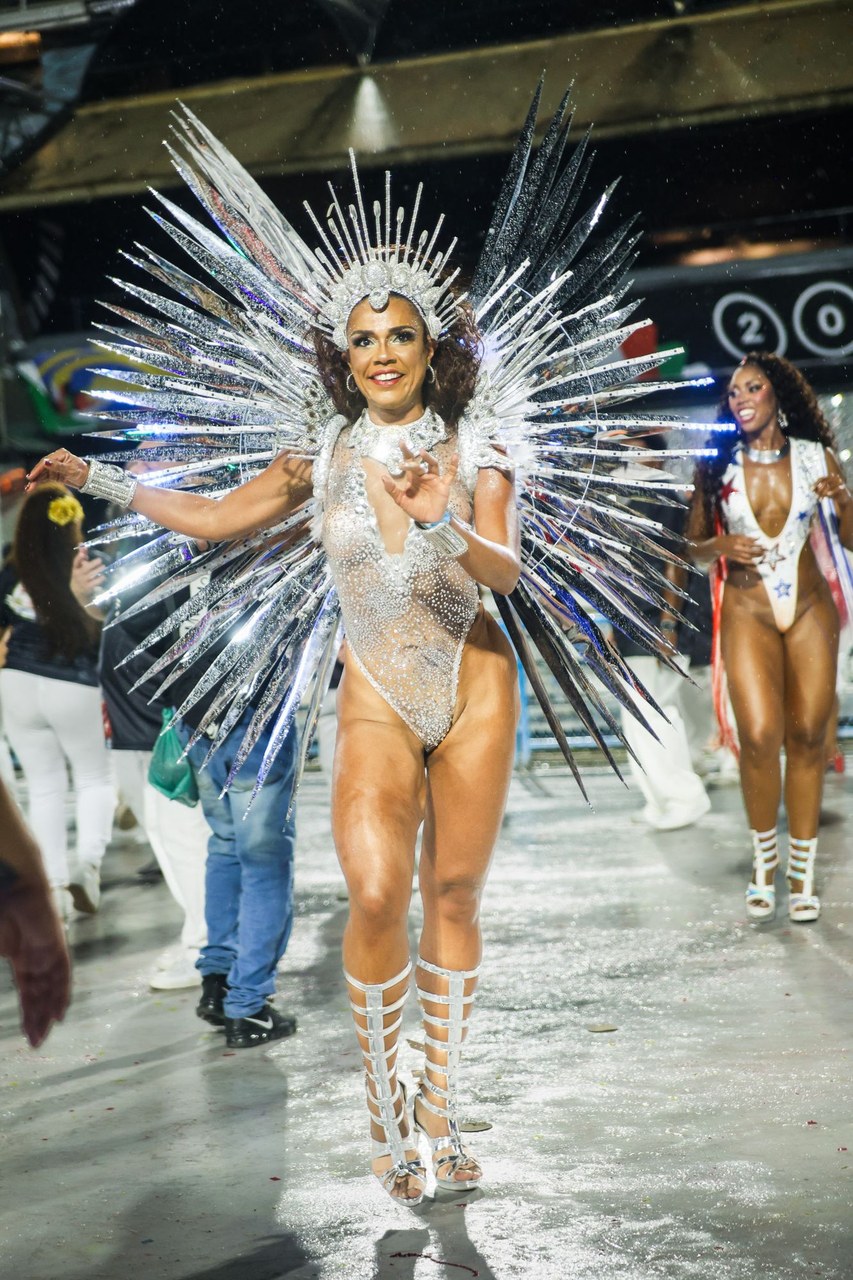 Musa e médica: Nathalia Brito usa a ciência para aguentar a maratona do samba