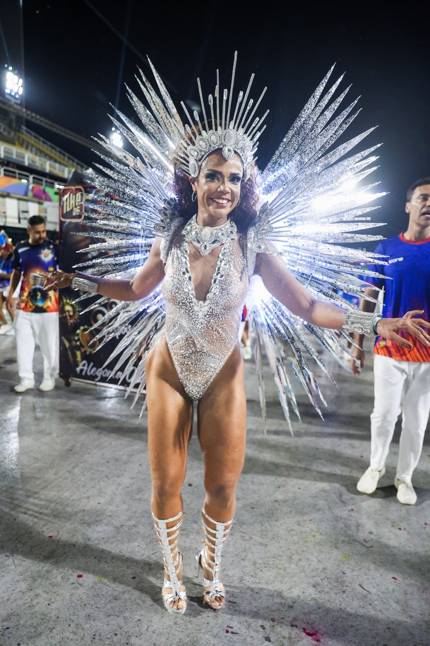Musa e médica: Nathalia Brito usa a ciência para aguentar a maratona do samba