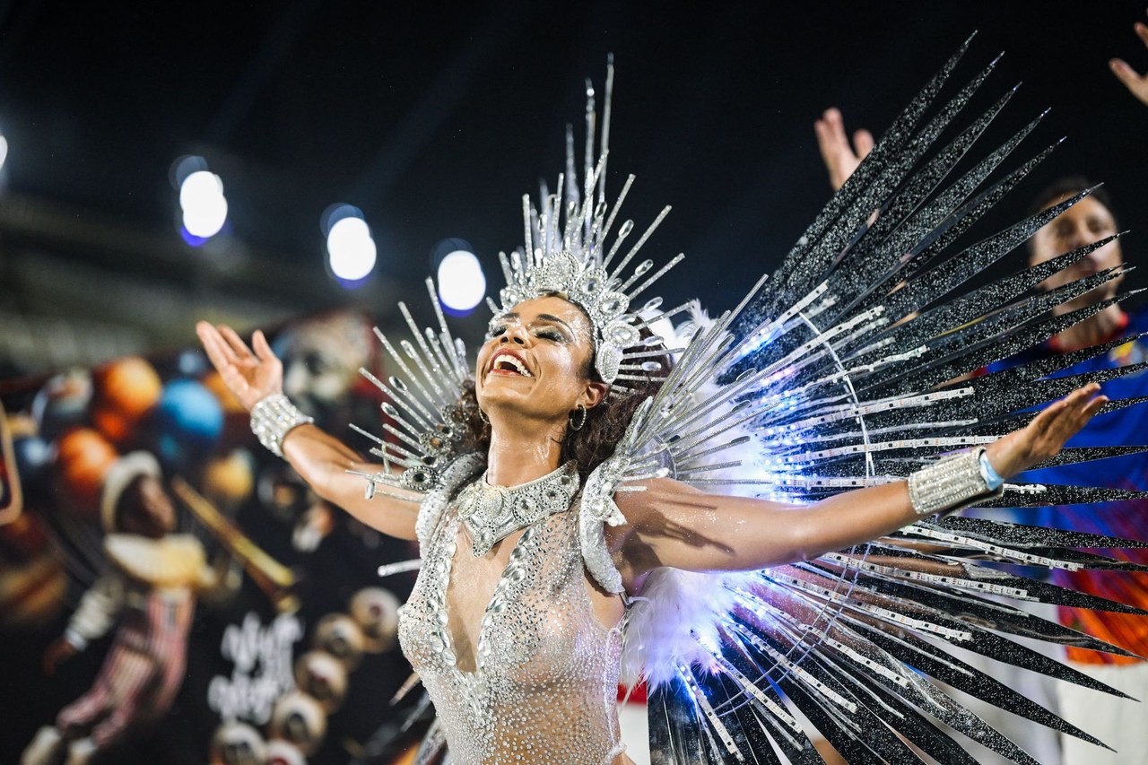 Musa e médica: Nathalia Brito usa a ciência para aguentar a maratona do samba