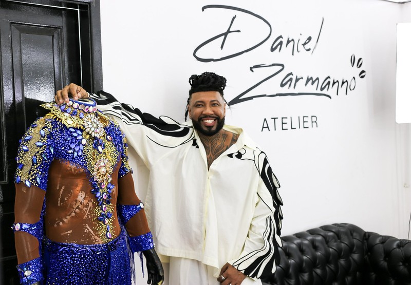 Nos bastidores com Daniel Zarmanno: como nascem os figurinos do Carnaval 2027