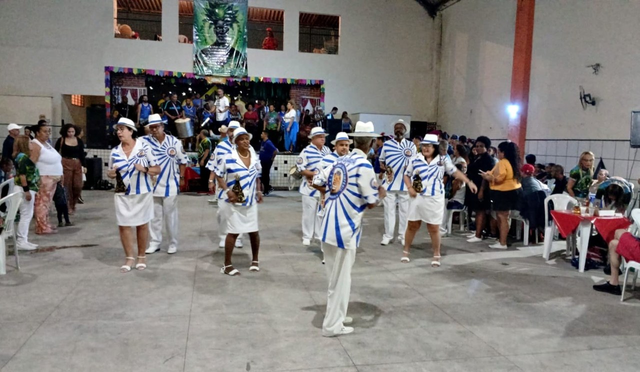 Novo Império faz festa em Osvaldo Cruz com coroação de rainha e novo samba