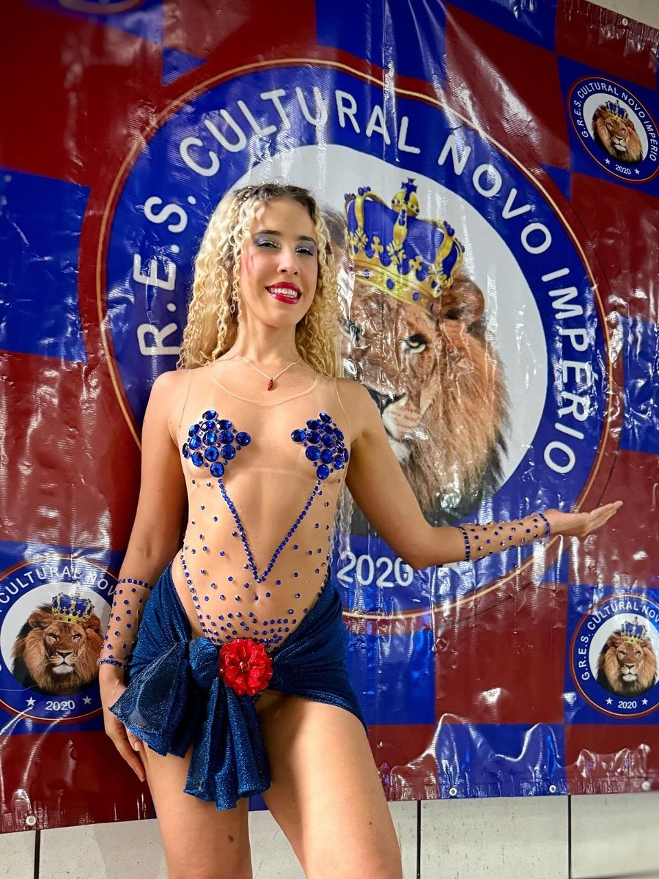 Novo Império faz festa em Osvaldo Cruz com coroação de rainha e novo samba