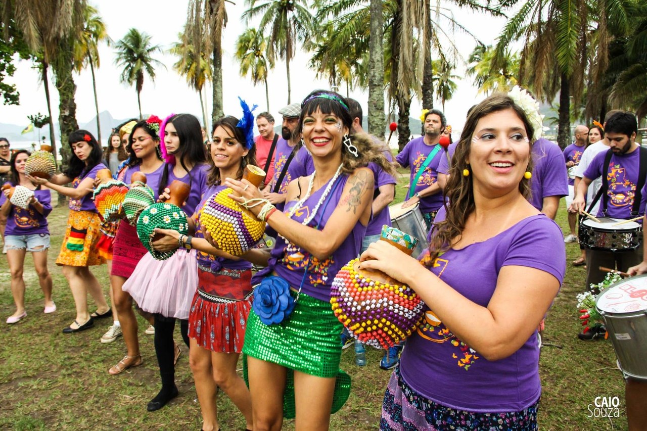O poder do xequerê: instrumento vira febre feminina no Multibloco