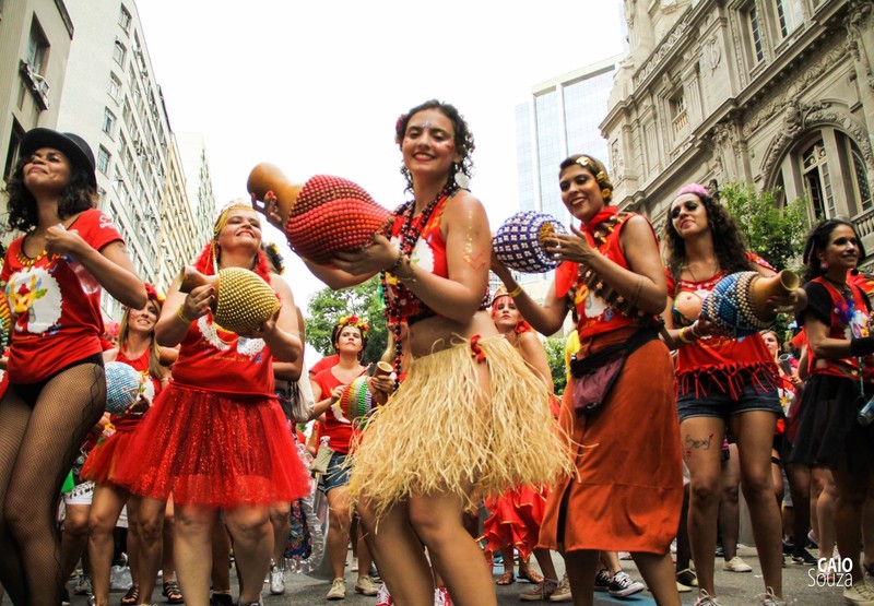 O poder do xequerê: instrumento vira febre feminina no Multibloco
