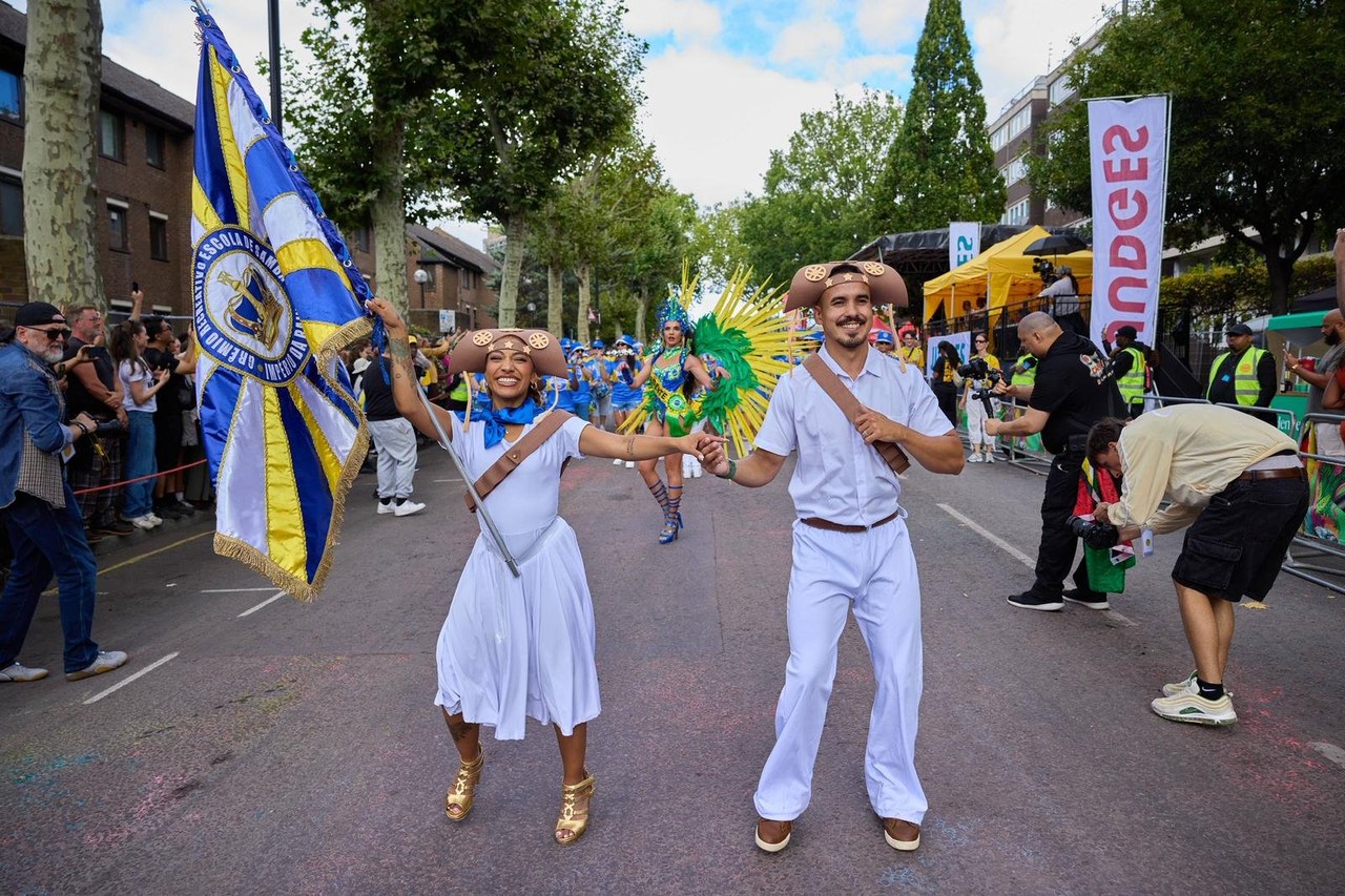 O samba domina a terra do rei: Império da Rainha é bicampeã em Londres