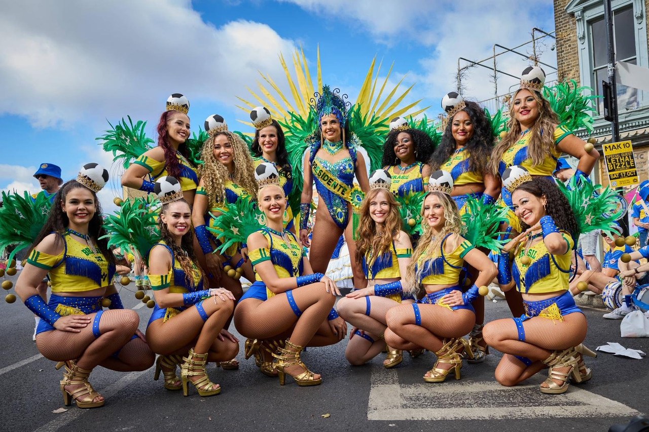 O samba domina a terra do rei: Império da Rainha é bicampeã em Londres